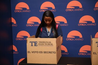 El Movimiento Otro Camino ratifica a Lombana como candidato presidencial