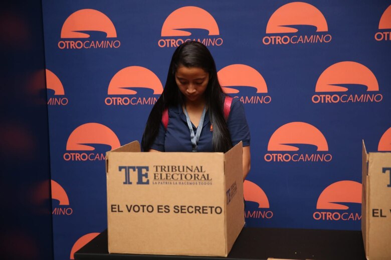 El Movimiento Otro Camino ratifica a Lombana como candidato presidencial