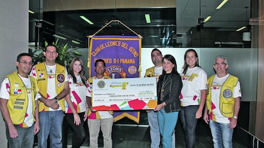 Entrega de donación a Fundación Oír es Vivir