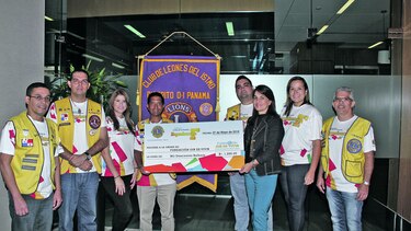 Entrega de donación a Fundación Oír es Vivir