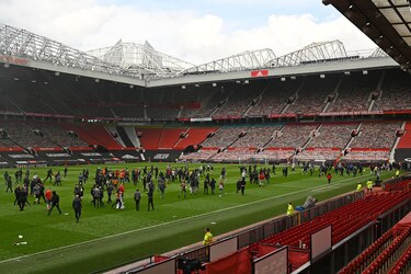 Los aficionados del Manchester United toman Old Trafford y retrasan el título del City