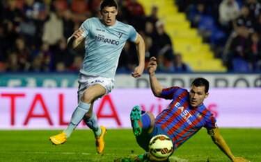 Levante sigue con buen paso y supera al Eibar