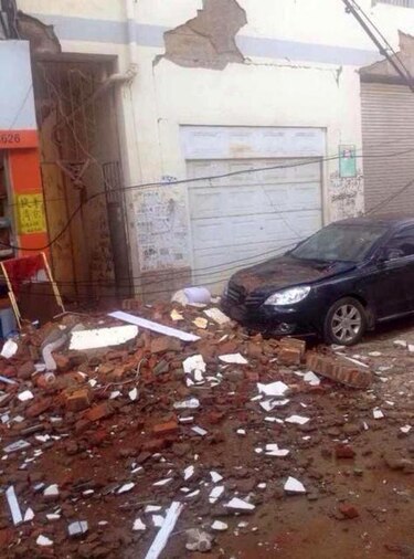 Fuerte terremoto mata al menos a 150 personas en suroeste de China