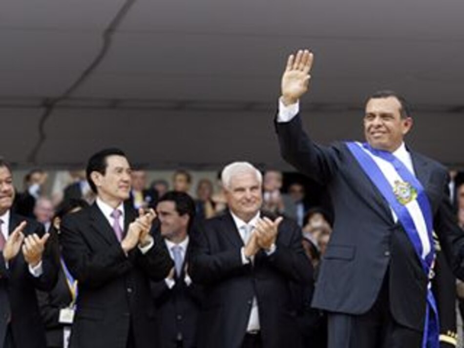 Porfirio Lobo es investido como presidente de Honduras