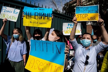 Miles de personas salen a las calles para pedir a Putin que detenga la ‘locura’ de la guerra