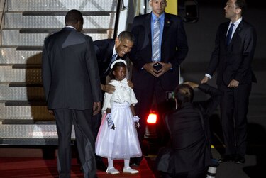 Obama regresa a Kenia y se reúne con familia de su padre