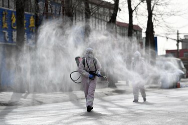 China confina a 3 millones de personas tras foco de coronavirus causado por vendedor
