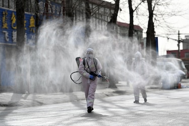 China confina a 3 millones de personas tras foco de coronavirus causado por vendedor