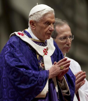 Benedicto XVI sigue desde fuera la elección de su sucesor