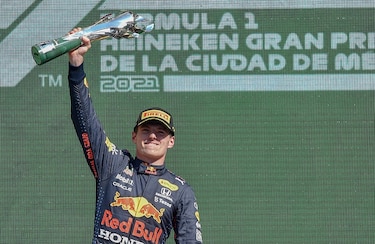 Verstappen gana con autoridad y Hamilton soporta presión de Pérez en GP de México