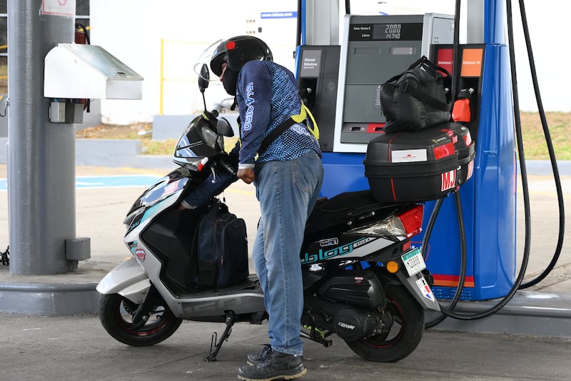 Magistrados disponen de 100 galones de gasolina gratis al mes, mientras sube el precio del combustible