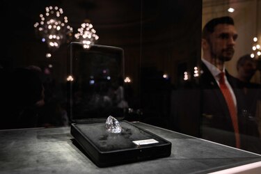 Subastan diamante blanco en 18.7 millones de dólares