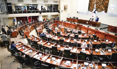Pleno aprueba cambios  a la  polémica ley de adopciones