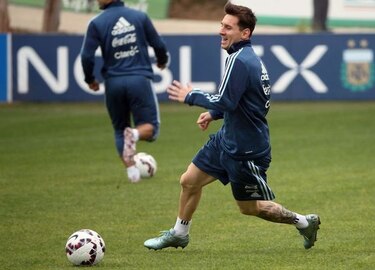 Leo Messi celebra hoy sus 28 años en medio de la Copa América