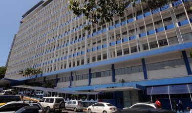 Lluvia provoca filtraciones en la estructura del Complejo Hospitalario de la CSS