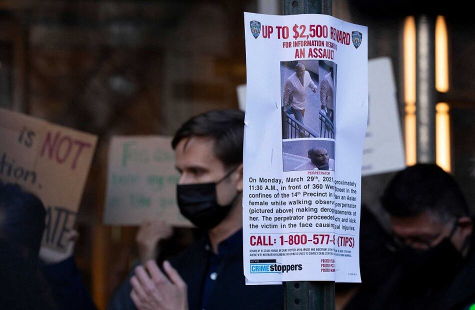 Policía detiene a un sospechoso de atacar a una mujer asiática en Nueva York