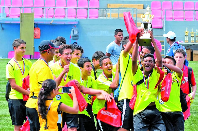 Los reyes de la temporada del fútbol colegial