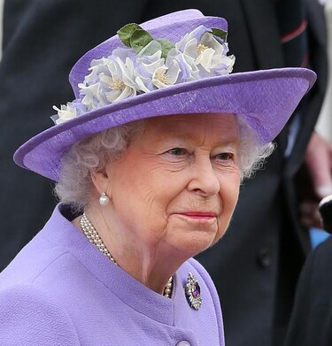 A la reina Isabel II no le gusta que le tomen fotos con móviles