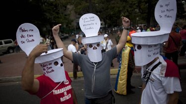 Opositores marchan contra la crisis en Venezuela