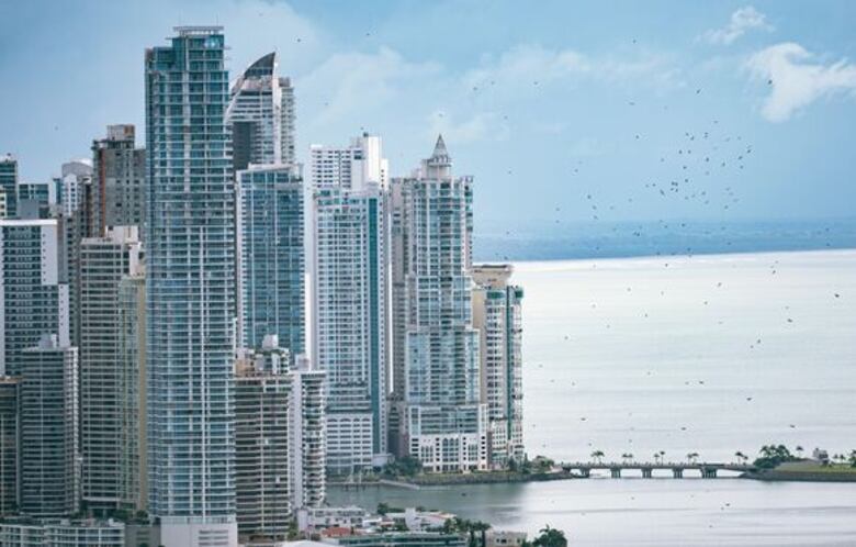 Noviembre de la patria y de aves migratorias