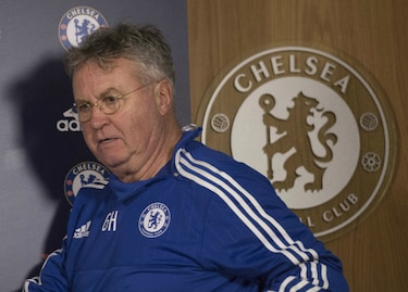 Hiddink pide al Chelsea que sea 'ultra crítico' para salir de la crisis