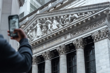 Tensión en Ormuz apenas roza a Wall Street mientras repunta el petróleo