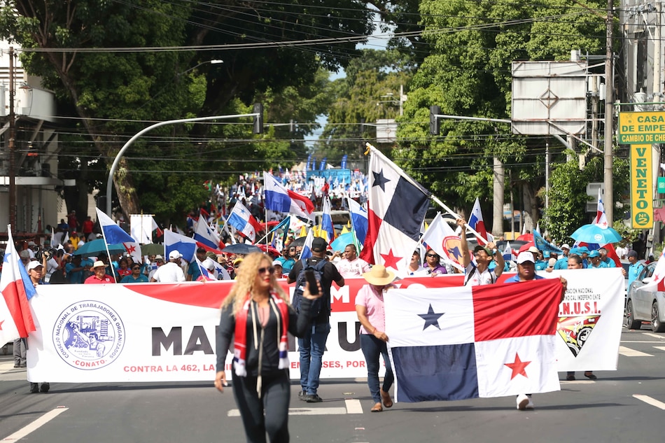 Trabajadores, docentes, grupos sindicales, marcharon este 1 de mayo en medio de una huelga