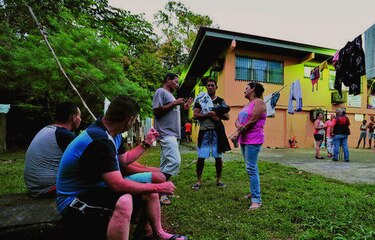 Trasladan de Cáritas Panamá a albergue en Gualaca a migrantes cubanos