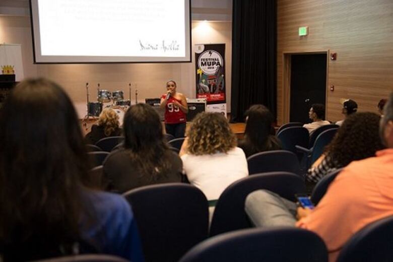 Festín y sonido alternativo