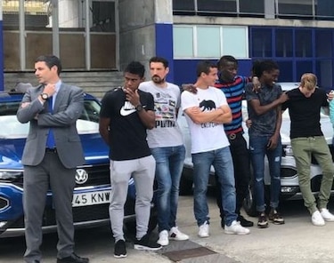 Edgar Bárcenas y el resto de los jugadores del Oviedo reciben sus carros