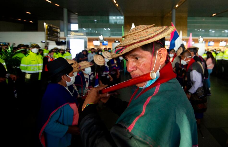 Indígenas protestan en el aeropuerto de Bogotá contra el gobierno y la violencia