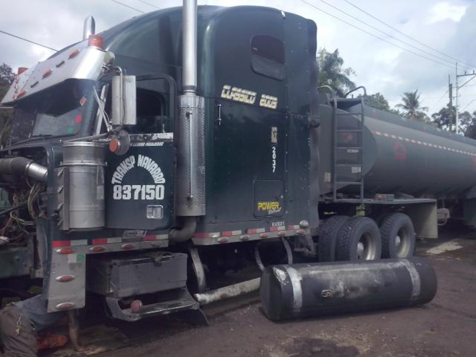 Desperfecto en camión cisterna causa tranque vehicular en la Interamericana