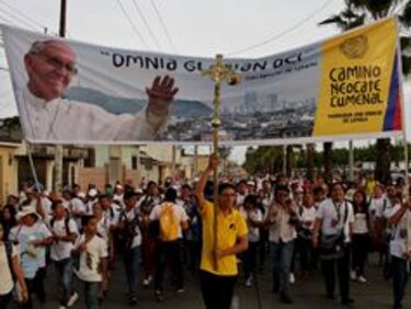 Multitud de fieles exhaustos espera misa campal del Papa en Ecuador