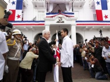 Rinden honores a la patria; comienzan los desfiles