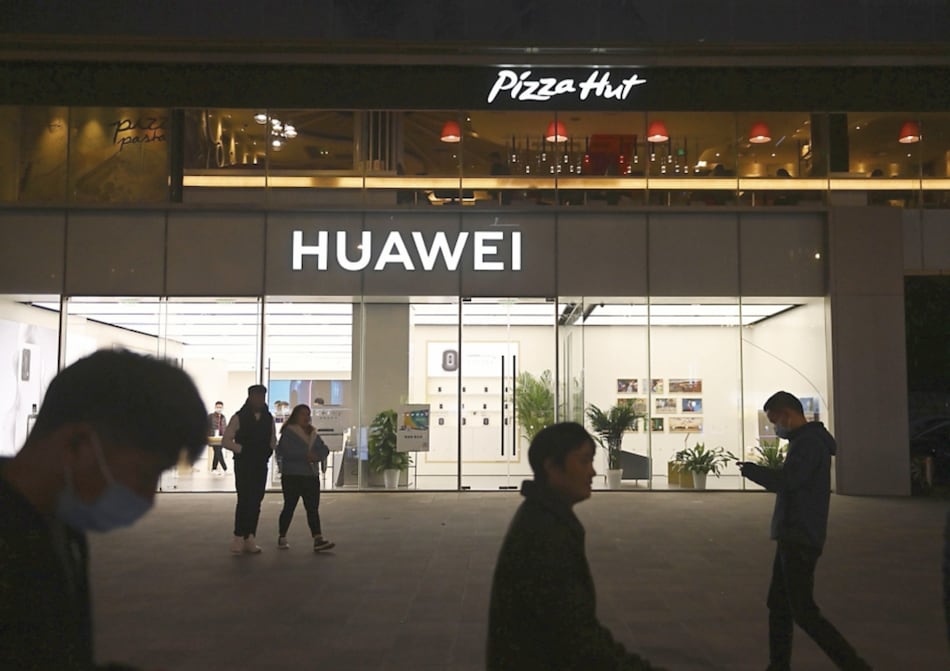 Huawei se adelanta a Trump y almacena chips para red 5G