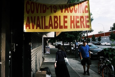 Nueva York obligará a vacunarse o a hacer test semanal a sus trabajadores públicos