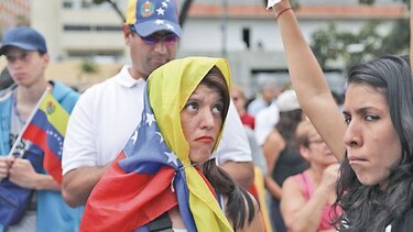 Venezolanos se debaten ‘entre dos presidentes’