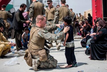 Estados Unidos muestra a sus soldados ayudando a bebés y niños en Afganistán