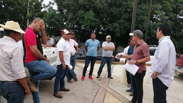 Extrabajadores reclaman pago tras paralización de construcción de centro educativo en Los Pozos