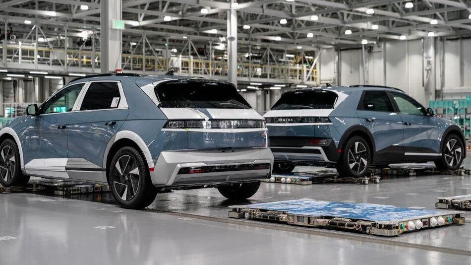 Detienen a cientos de surcoreanos en una planta de vehículos de Hyundai en Estados Unidos, desatando la indignación de Seúl