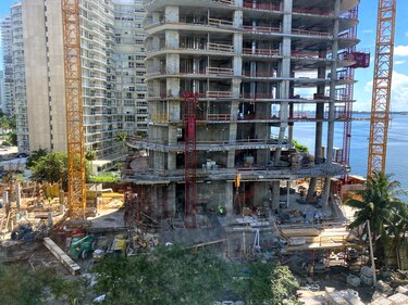 Las redadas migratorias en obras amenazan la industria de la construcción en Estados Unidos