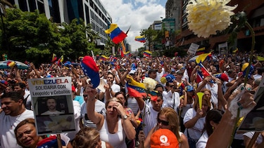 Oposición de Venezuela marcha para presionar para que se organicen elecciones