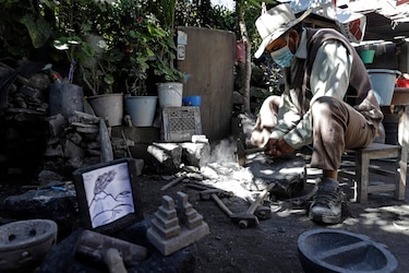 Piedras volcánicas sirven de lienzo para artesanos mexicanos