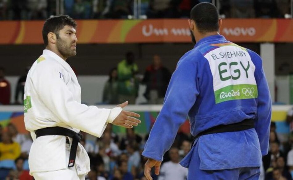 Judoca egipcio se niega a estrechar la mano de rival israelí