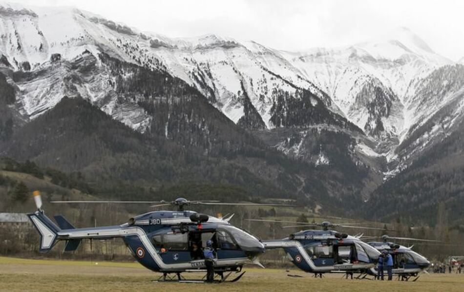 Autoridades descartan recuperar hoy cuerpos de la zona del accidente de avión