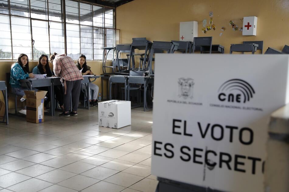 Abren los centros de votación en Ecuador para elección presidencial entre González y Noboa