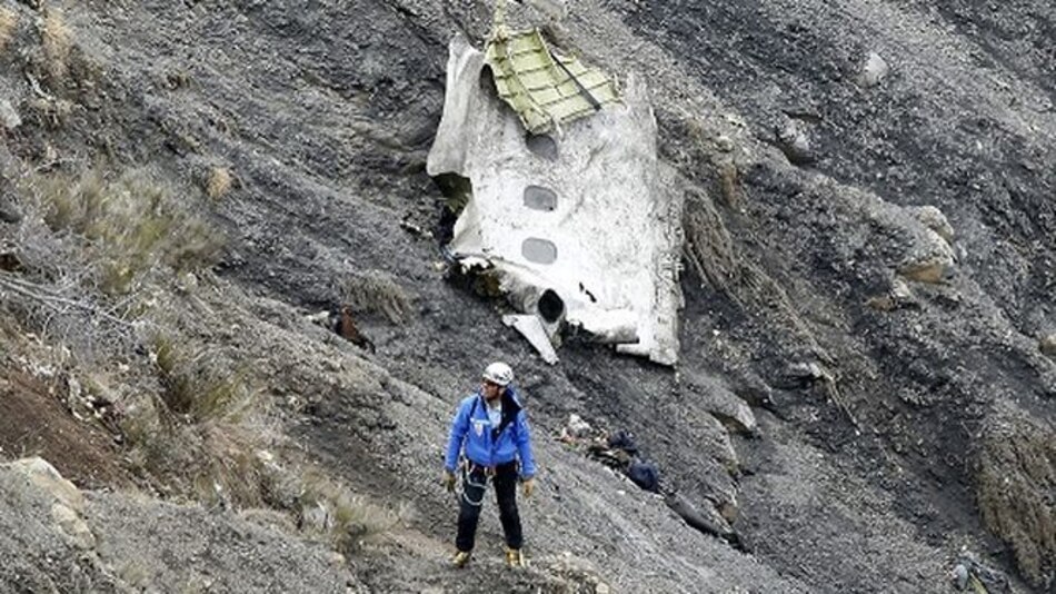 Extraen información de caja negra del avión que se estrelló en los Alpes