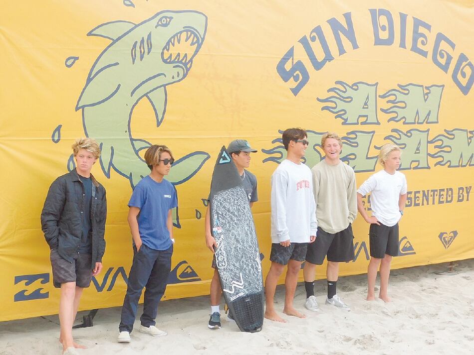 Izzy Elizondo pone la bandera panameña en lo alto