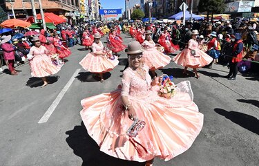 Bolivianos retoman fiestas folclóricas tras más de un año