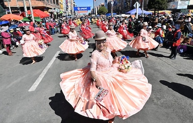 Bolivianos retoman fiestas folclóricas tras más de un año
